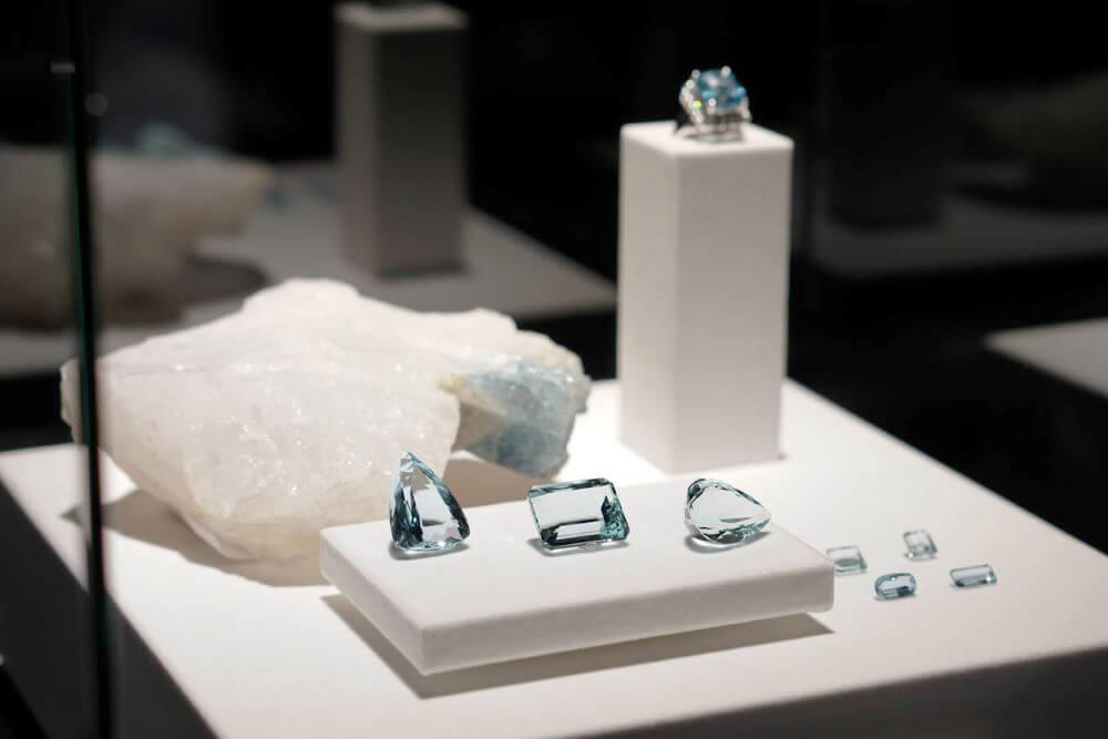 河口湖周辺の宝石が好きになる施設はココ！雨の日の観光に！