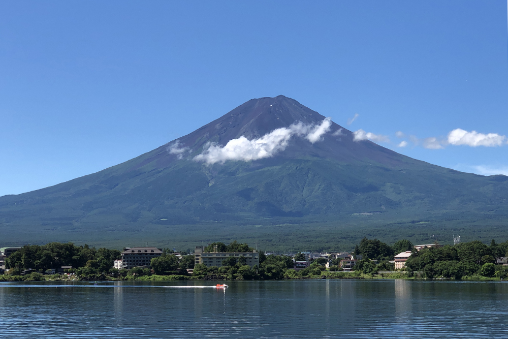 富士山の雪 夏でも富士山には雪があるの?